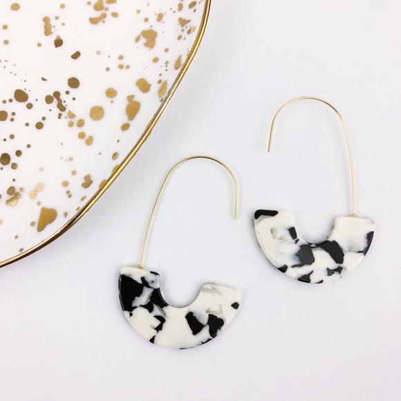 Acrylic Arc Hoop Earring Black & White Marble NEW - Picture 2 of 3